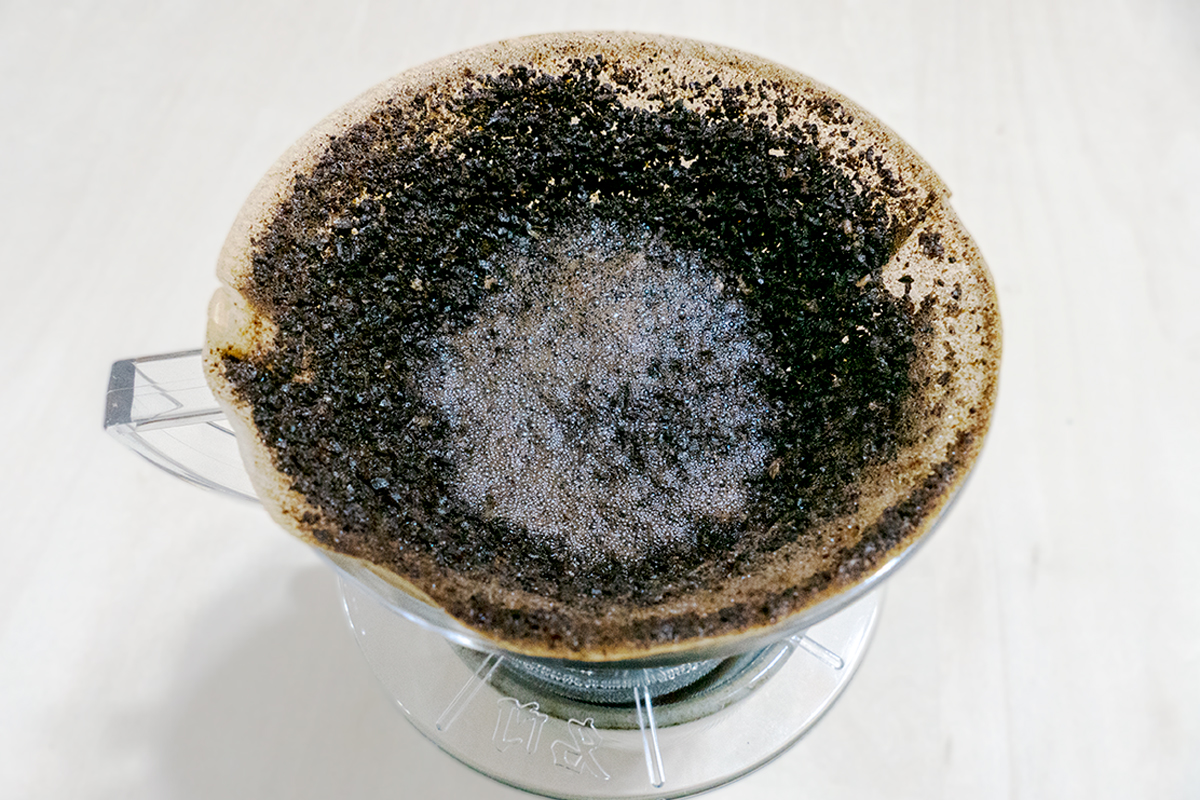 コーヒー抽出後は粉が残っている