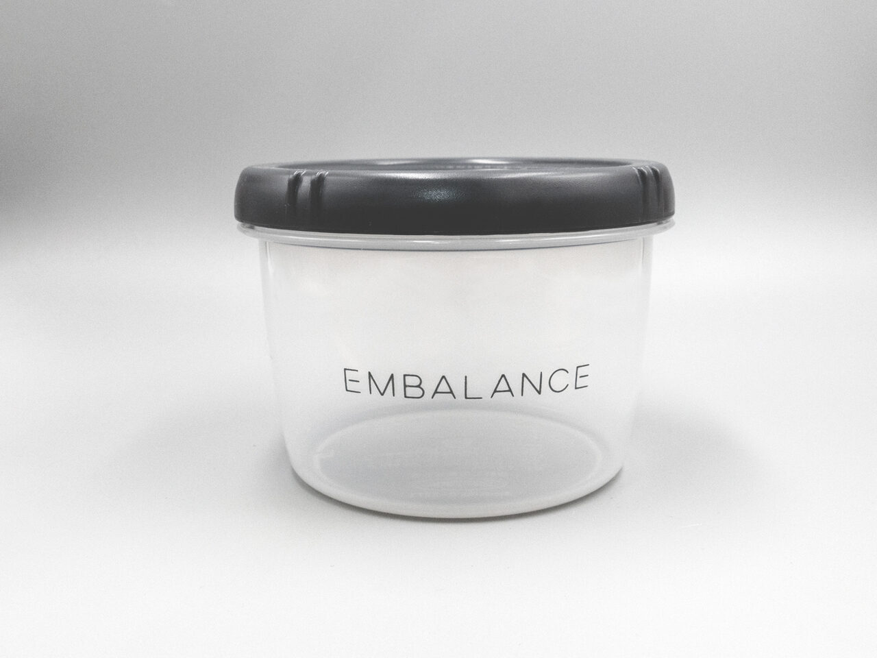 グレーの蓋が付いた透明な丸型保存容器「EMBALANCE」