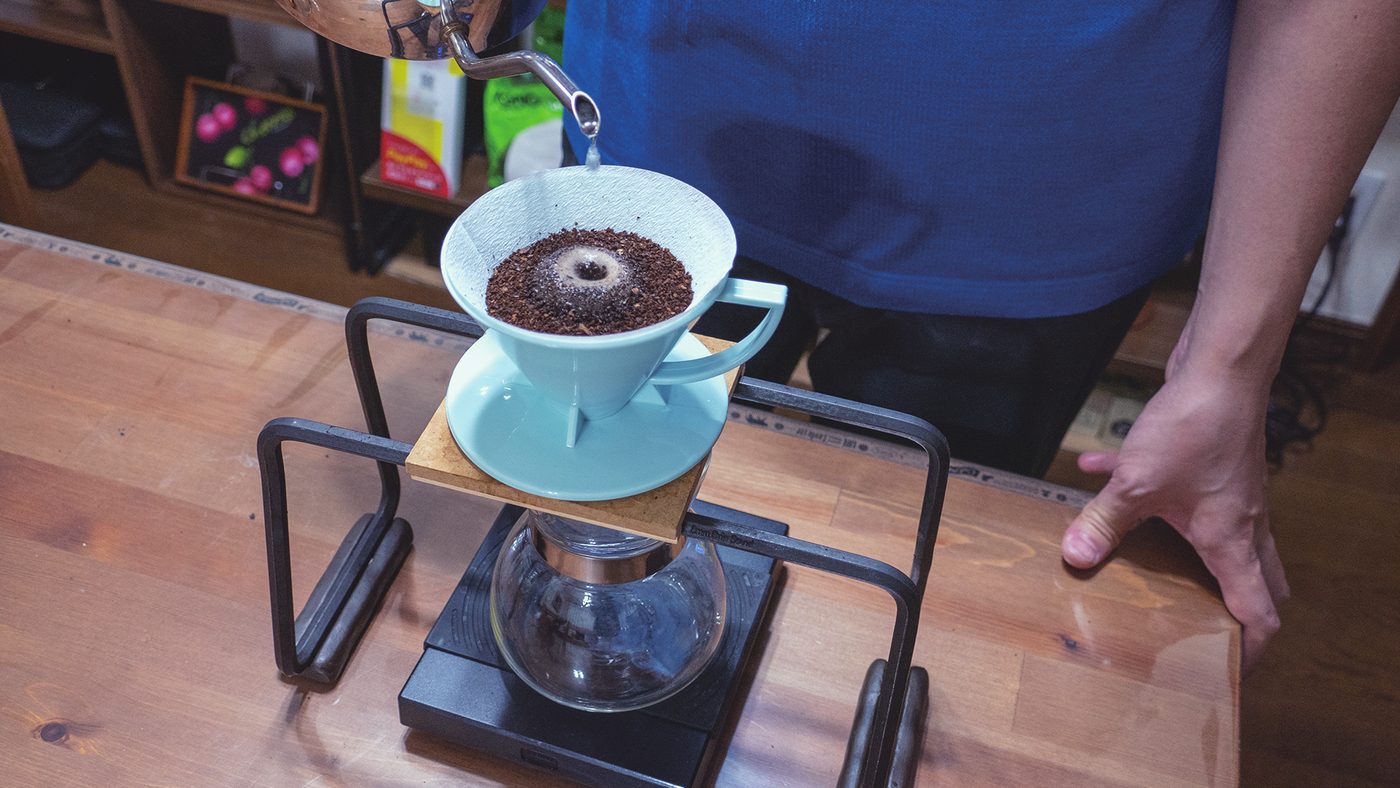 ドリッパーにお湯を注いでコーヒーを抽出しているところ