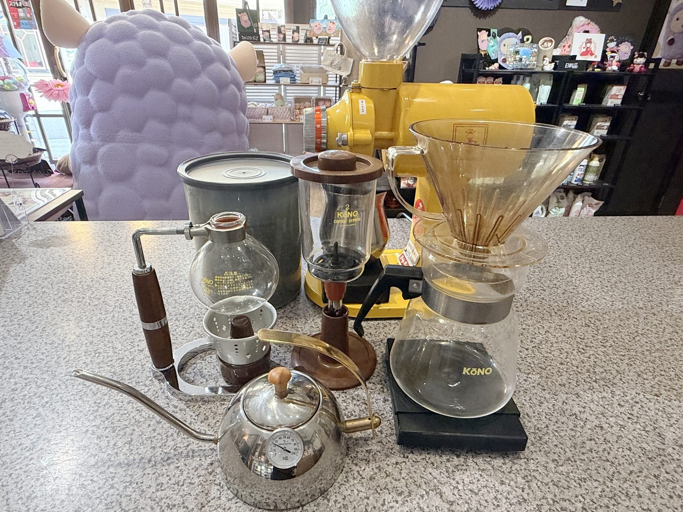 サイフォン・ドリッパー・ミルなど、店頭でそろえているコーヒー器具