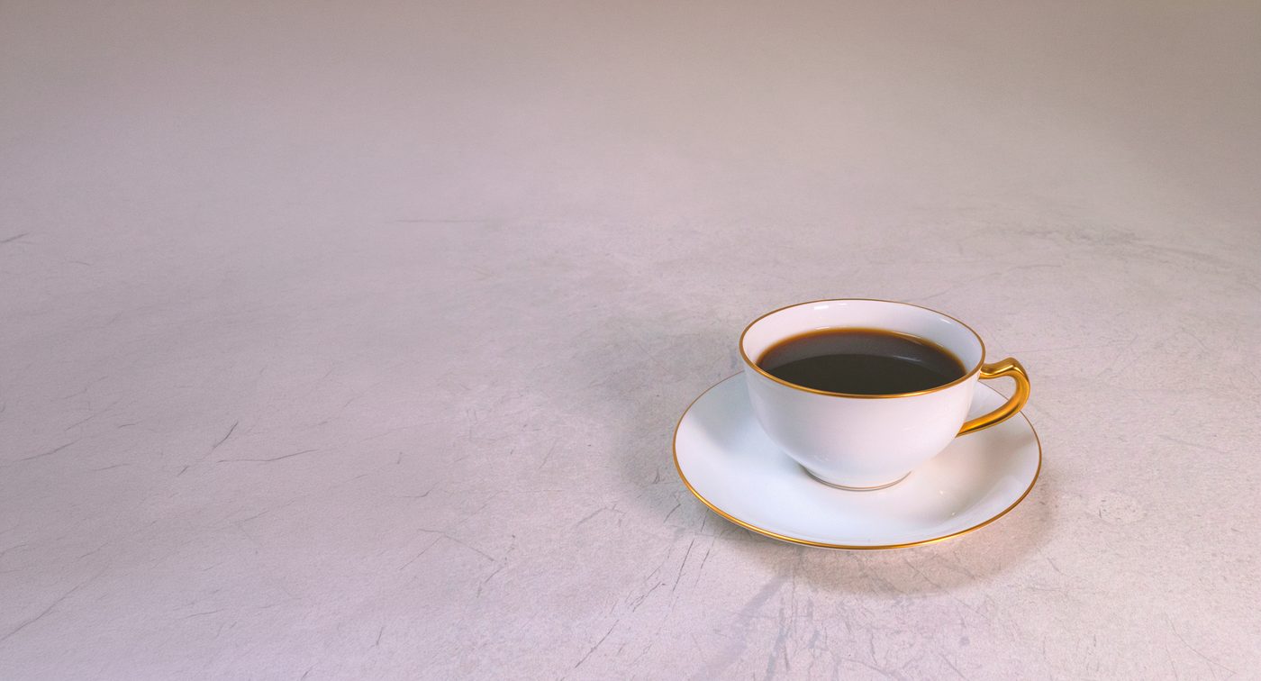 金の縁のカップに注がれたシツジ珈琲®のコーヒー