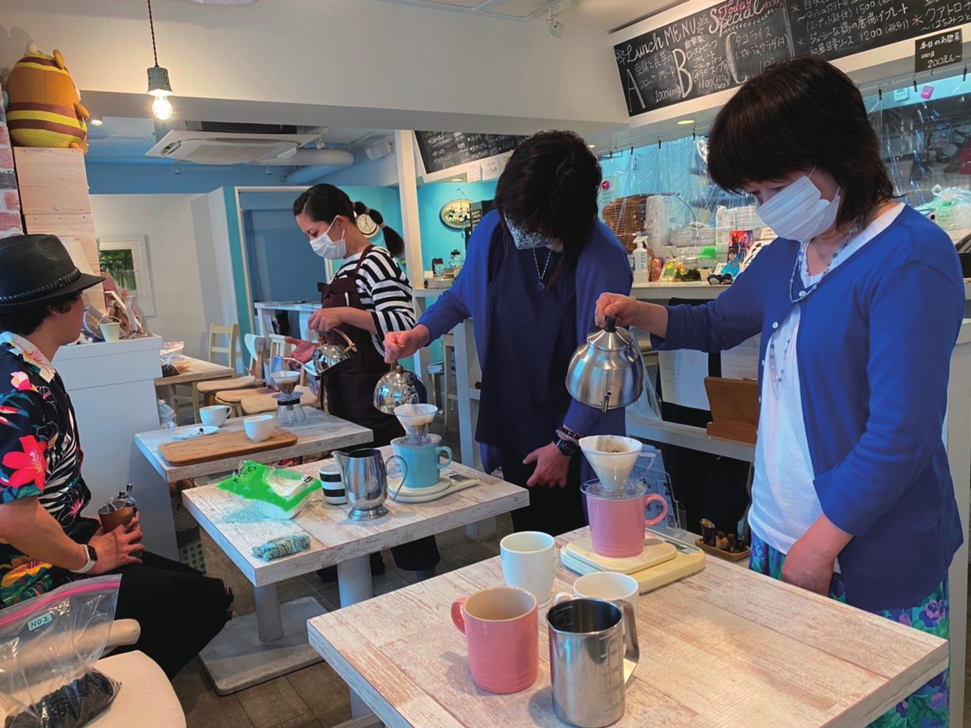 店舗のスタッフのみなさまがドリップの実習をしているようす